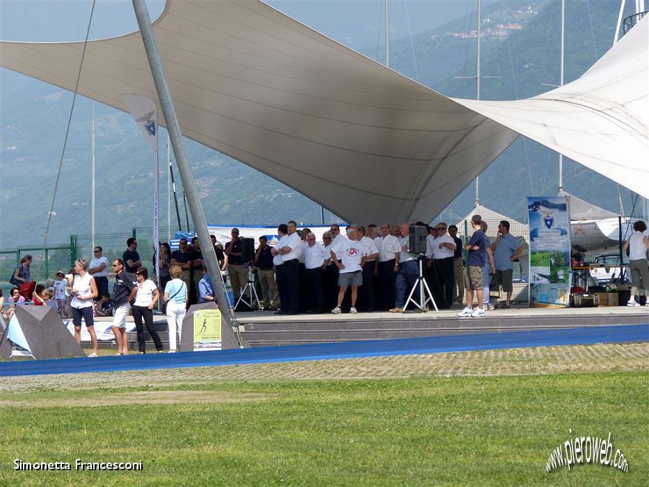 27 Aspettando l'arrivo di Maurizio Agazzi a Lovere.JPG